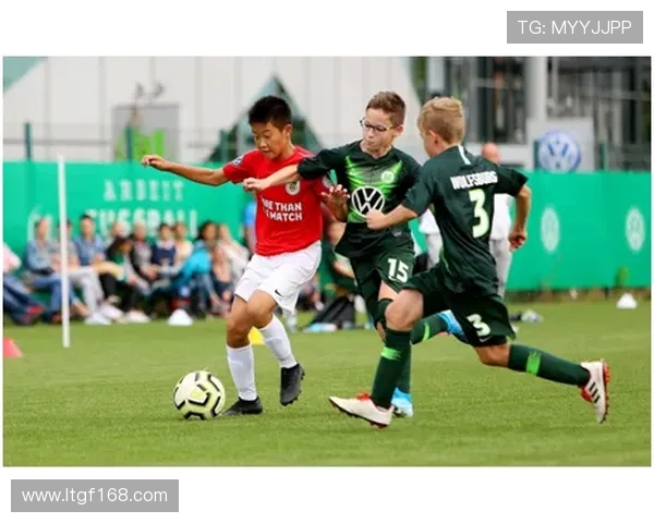 围绕现代足球俱乐部发展模式的多元化运营与青训融合策略探索